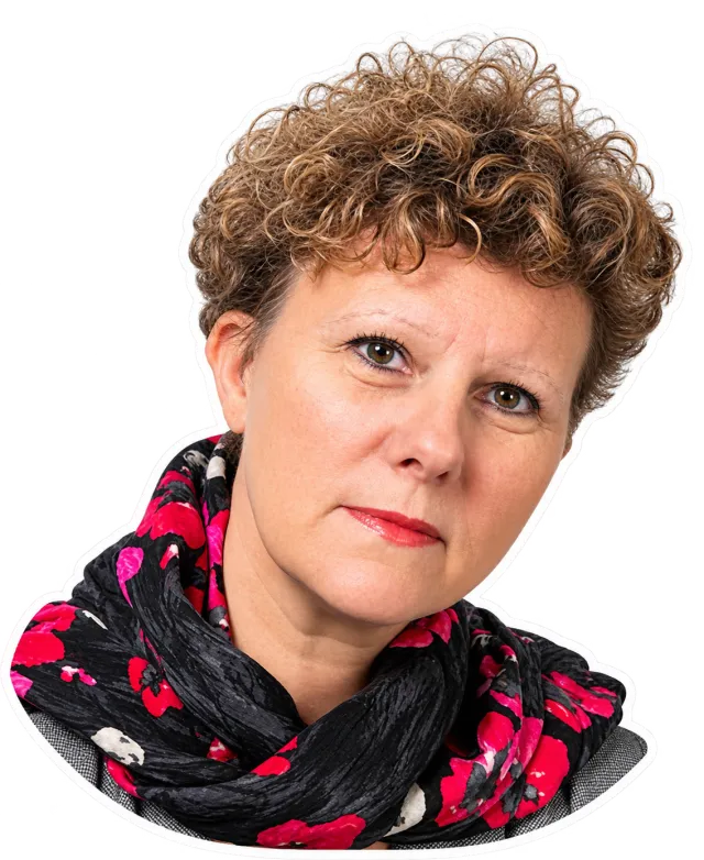 Portrait de Marie Dominique Bogo, cheveux bouclés, foulard noir à fleurs roses