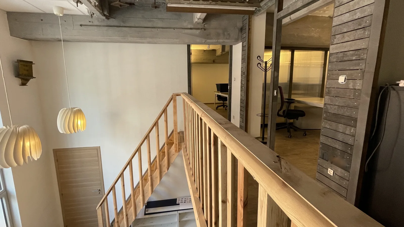 Mezzanine en bois de la grünboX, garde-corps et escalier en bois clair