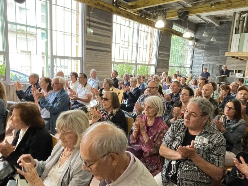 Public réuni dans la grande salle de la grünboX pour une rencontre