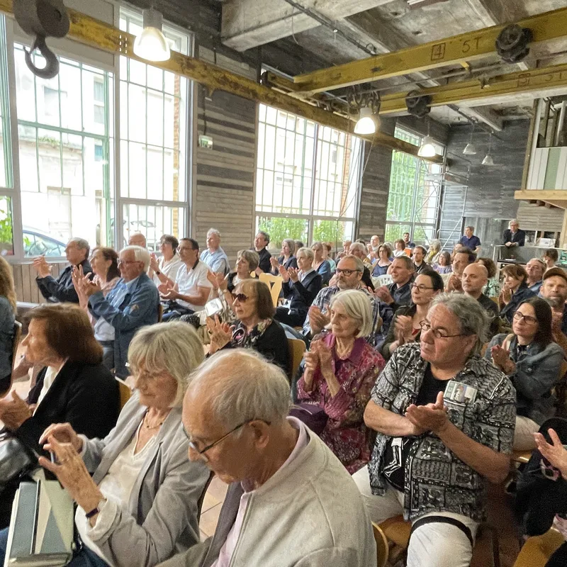 Public réuni dans la grande salle de la grünboX pour une rencontre